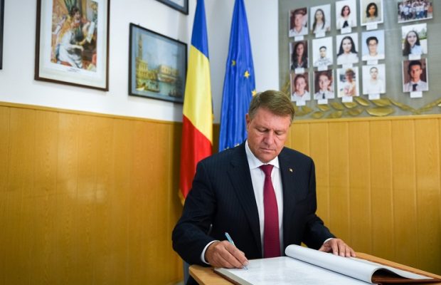 Iohannis: Sistemul de invatamant preuniversitar ii minte pe elevi si pe parinti