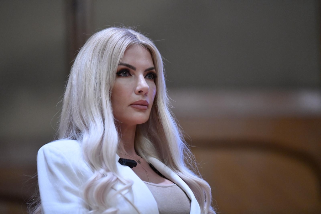 Ipocrizie maxima și turbo-tupeu: Laura Vicol atacă guvernul, din vacanță în Austria: 