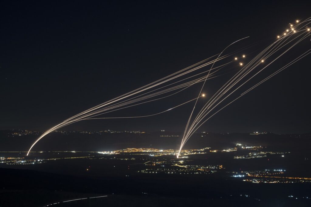 Iran susține că a fentat Israelul cu o nouă tactică de atac cu rachete balistice. Proiectilele Iron Dome s-au lovit între ele