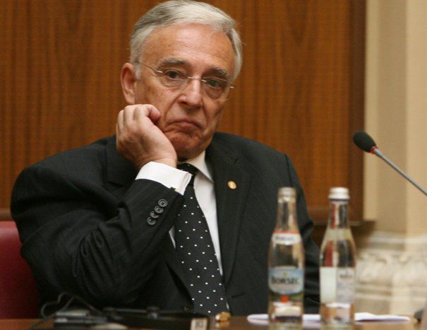Isărescu: Suntem acuzaţi că am dat cu capul ca berbecul în creşterea economică