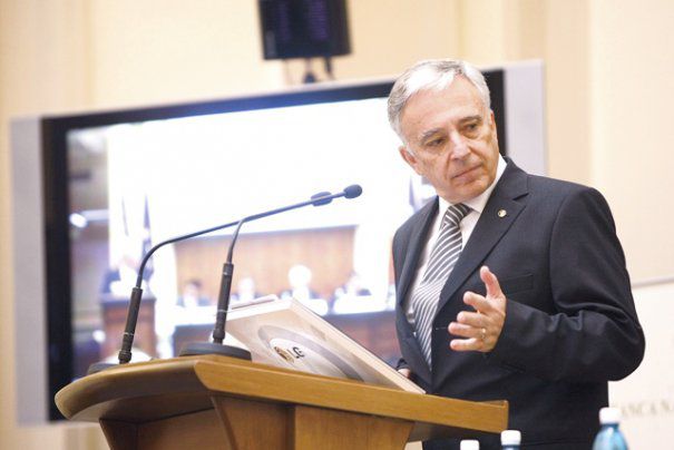 Isarescu: A arunca cu bani pe treptele BNR echivalează cu terfelirea tricolorului naţional