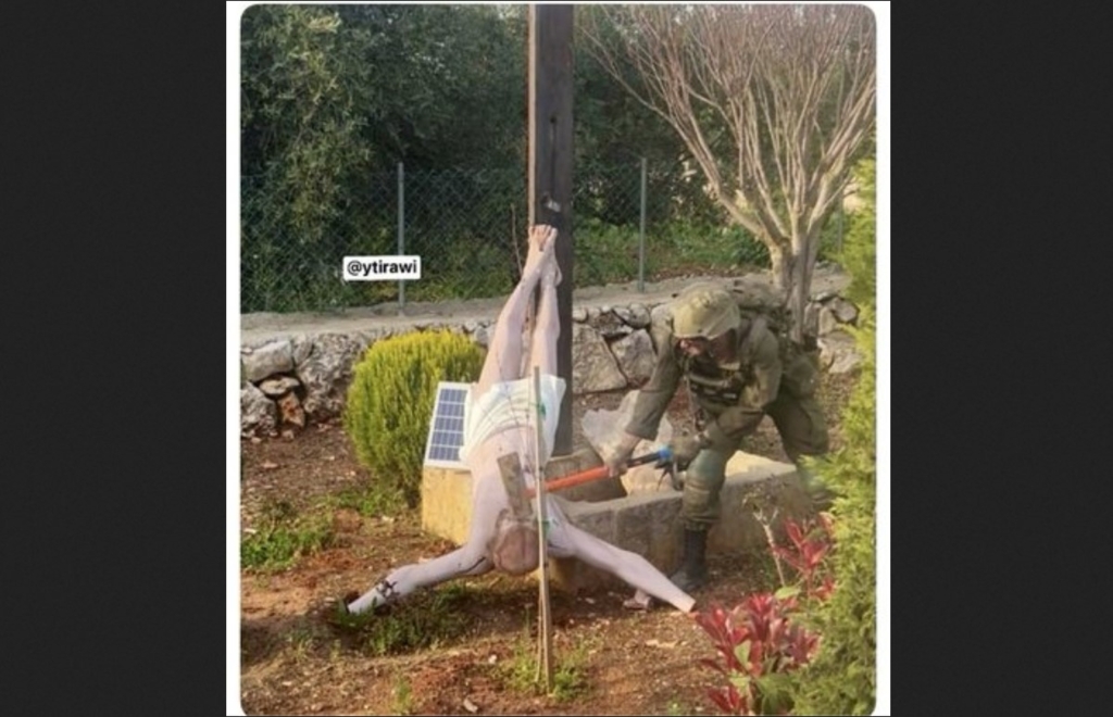 Israelul a declanșat o anchetă după ce o fotografie cu un soldat care distruge cu un baros o statuie a lui Iisus Hristos a devenit virală pe rețelele sociale
