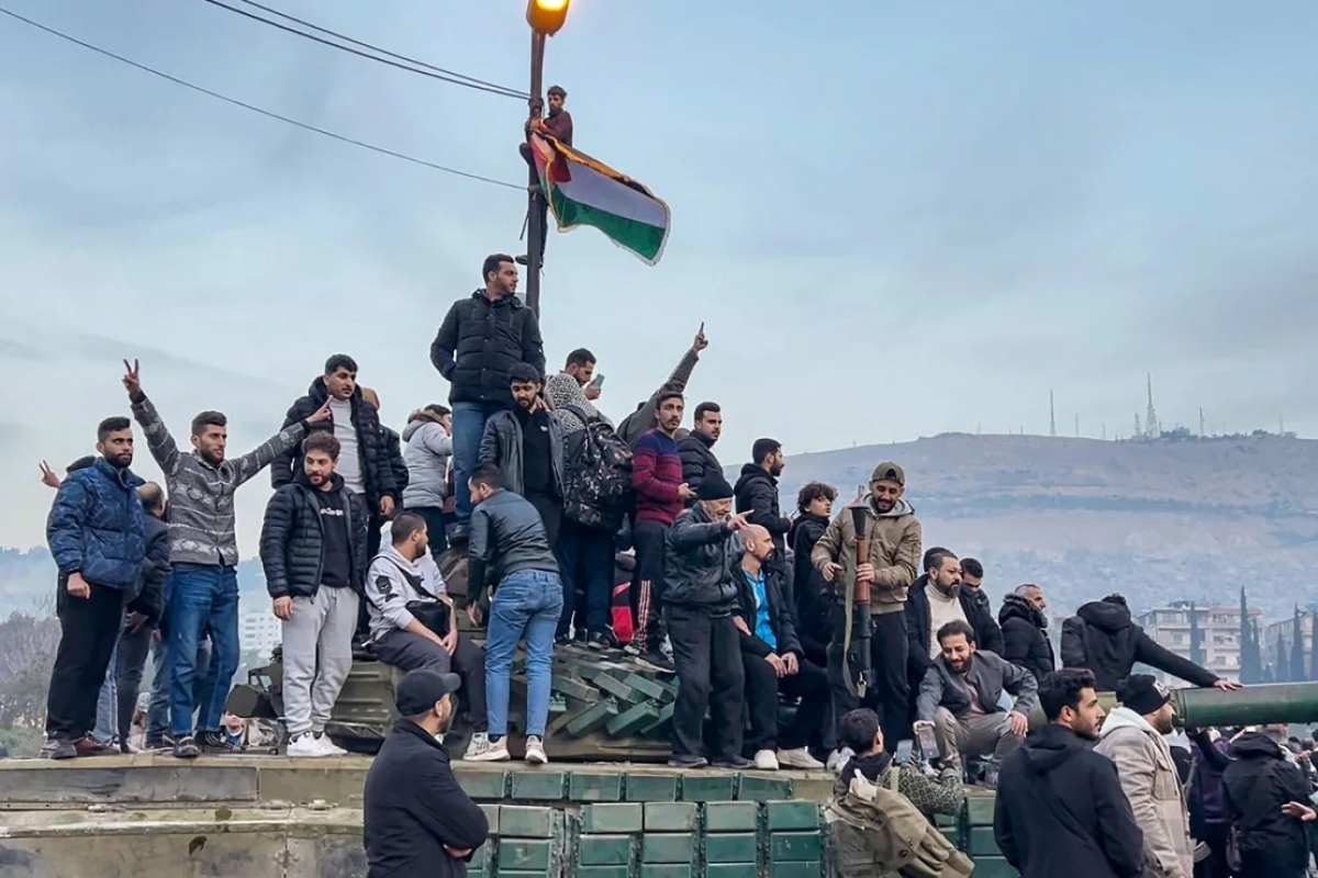 Israelul bombardează intens Damascul după fuga lui Bashar al-Assad
