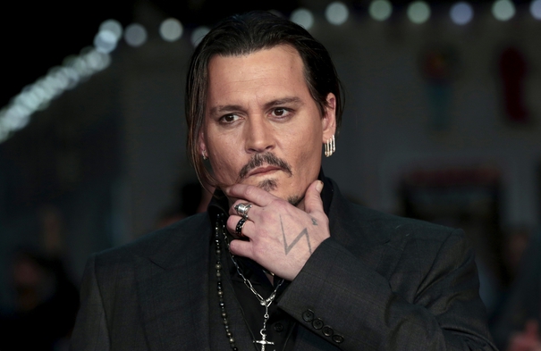 J.K. Rowling îi ia apărarea lui Johnny Depp, după acuzaţii de violenţă domestică