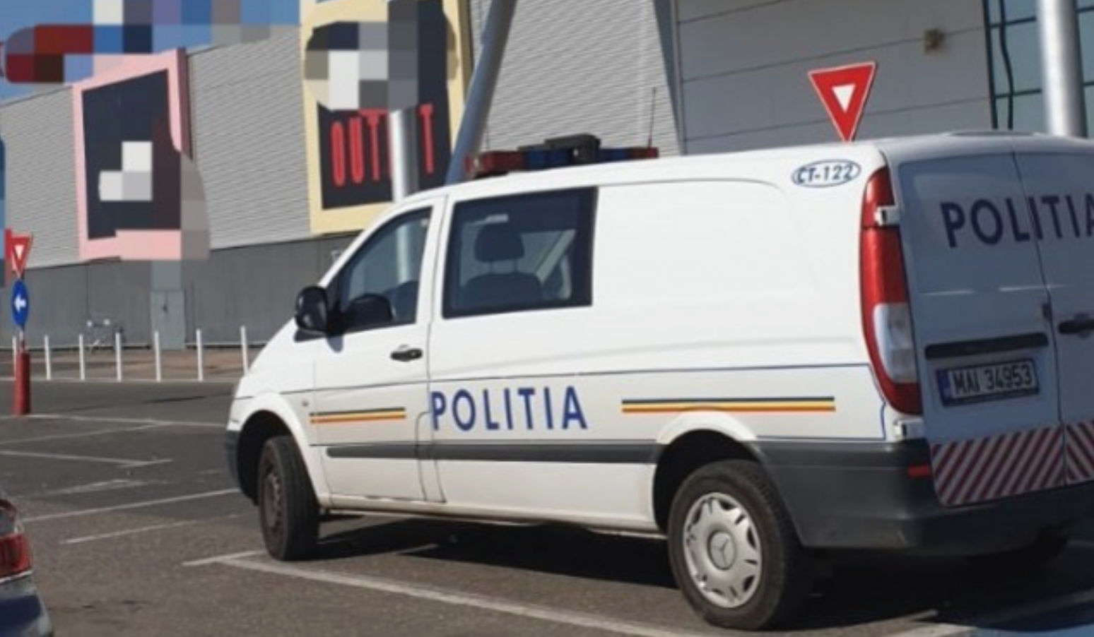 Jaf ca în filme!: Seiful dintr-o casă de schimb valutar, tăiat cu flexul. Hoţii au intrat prin acoperişul unui centru comercial