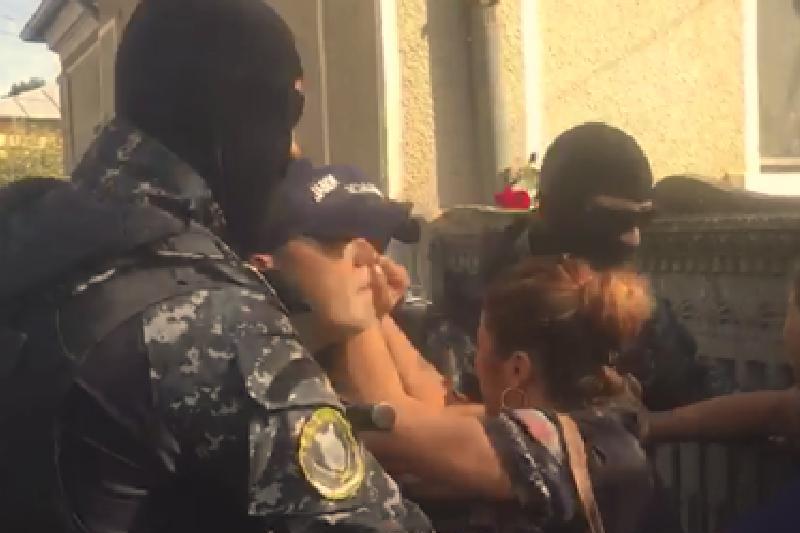 Jandarmii la familia Melencu pentru a pune în executare mandatul DIICOT. Mama şi bunicul Luizei duşi la spital, după ce li s-a făcut rău