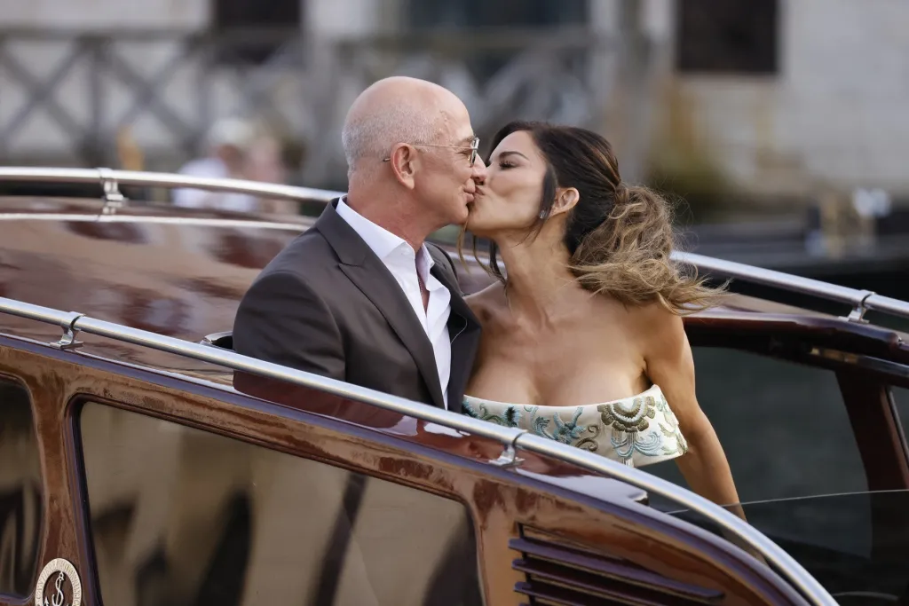 Jeff Bezos şi Lauren Sanchez s-au căsătorit. "Amazoana" a ales o rochie Dolce & Gabbana
