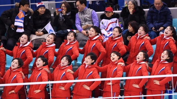 JO DE IARNĂ. Galeria de majorete a Coreei de Nord a făcut show la un meci de hochei