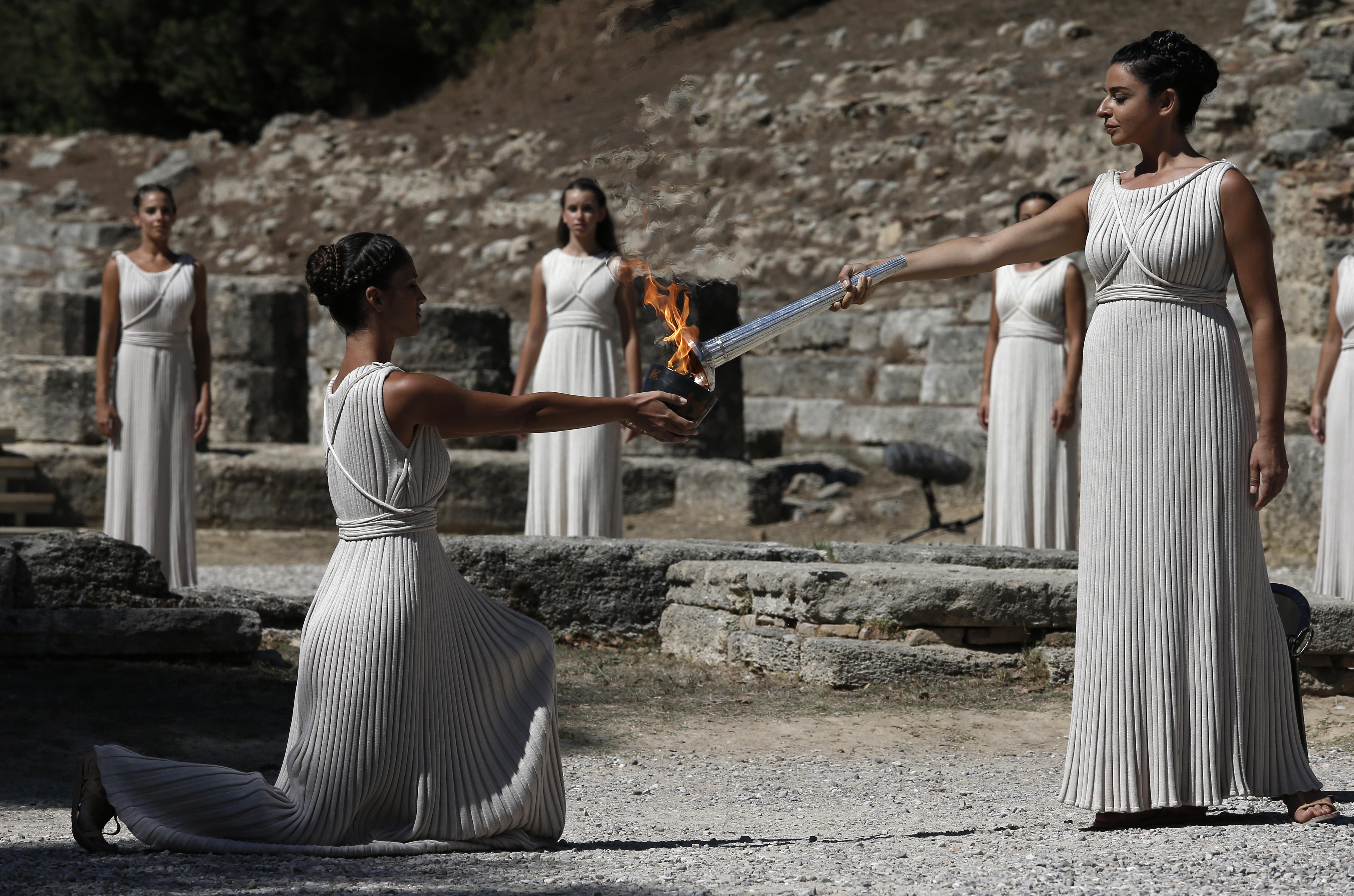 Jocurile Olimpice 2016. A fost aprinspă flacăra olimpică. Vezi cum a decurs ritualul / VIDEO