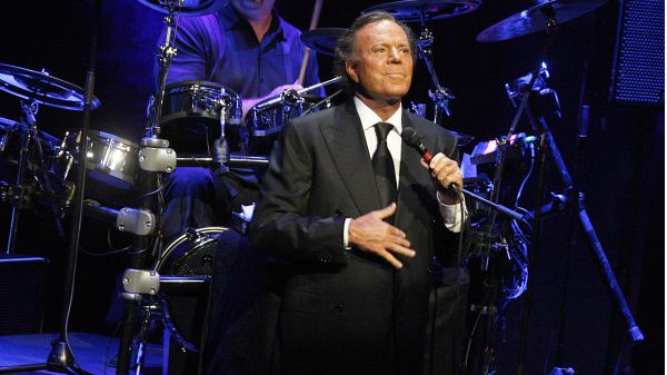 Julio Iglesias amână concertul din București. A suferit o intervenție chirurgicală