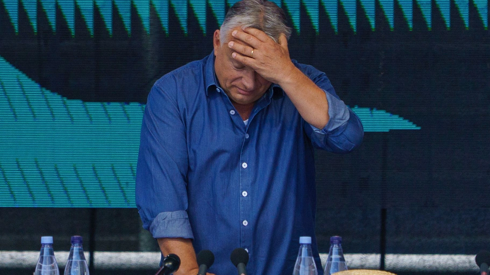 Jurnalist investigat pentru spoinaj face afirmații explozive: avioanele guvernului Orban ar fi adus în secret bani și obiecte de valoare din Rusia