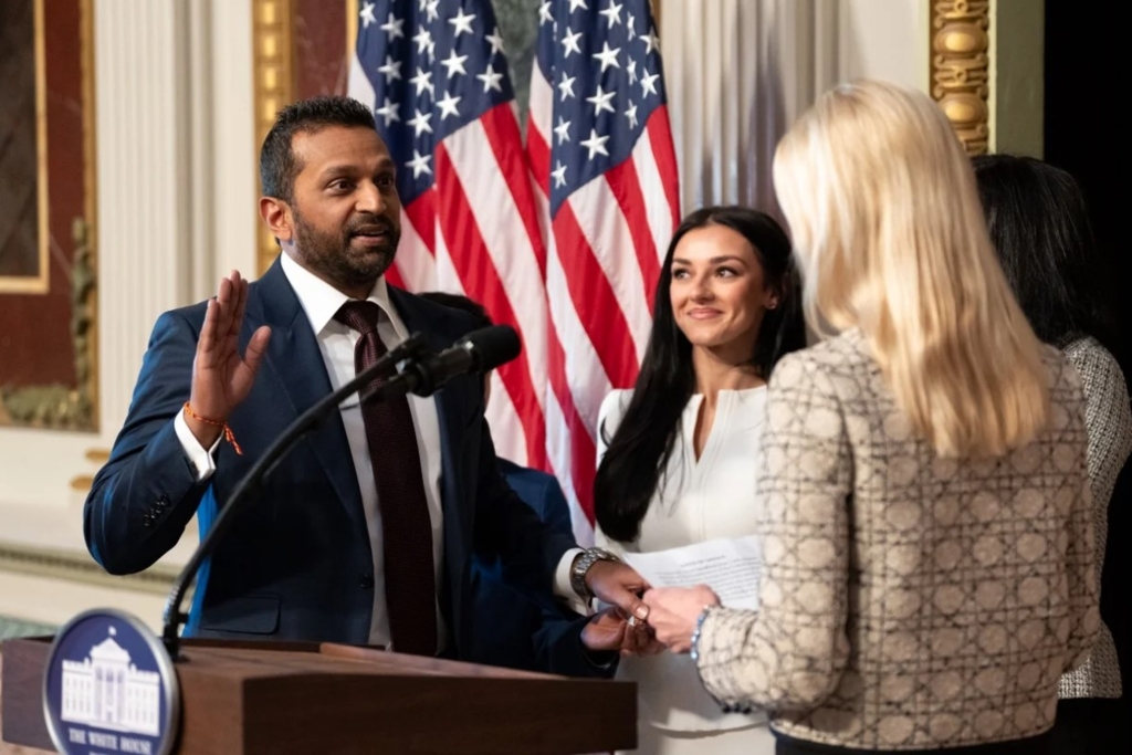 Jurnalista dată în judecată de directorul FBI dezvăluie cum a aflat de "comportamentul haotic și consumul excesiv de alcool" al lui Kash Patel