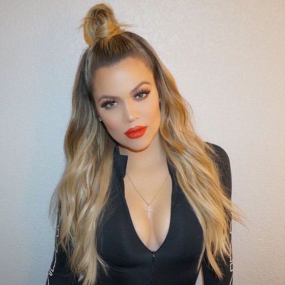 Khloe Kardashian se joaca cu sexul într-o imagine publicată pe net