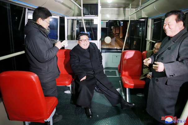 Kim Jong-un, la plimbare noaptea cu troleibuzul prin Phenian