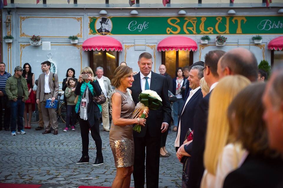 Klaus și Carmen Iohannis au fost la Festivalul de Teatru de la Sibiu. Prima Doamnă a atras toate privirile