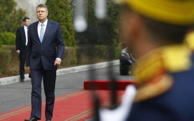 Klaus Iohannis a fost externat de la Spitalul Militar dupa operatia de bursita