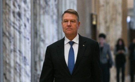 Klaus Iohannis, în Piaţa Universităţii, la campania de strângere de semnături pentru prezidențiale