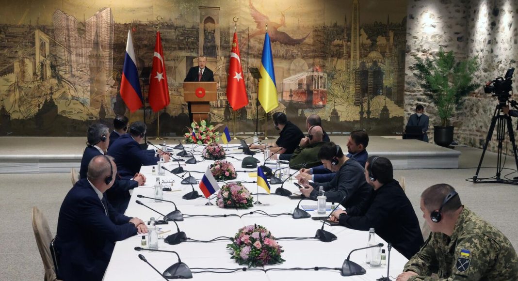 Kremlin: Am semnat un document de pace cu Ucraina „dar dintr-o dată ca la o comandă de sus partea ucraineană a părăsit masa de negocieri și a părăsit comunicațiile