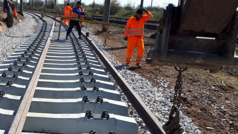 La calea ferata Bucuresti - Otopeni se lucreza masiv in ciuda deciziei executorii de blocare a constructiei data de Curtea de Apel