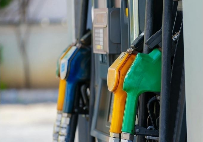 La pușcărie cu ei! Benzinarii au crescut artificial prețurile înainte de intrarea în vigoare a Legii carburantului pentru a avea - chipurile - de unde să scadă