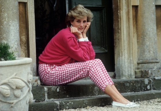 Lady Di stia ca va muri intr-un accident de masina!