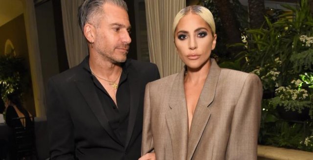 Lady Gaga s-a despărţit de logodnicul Christian Carino. 