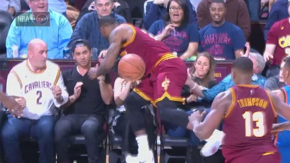 LeBron James a băgat o spectatoare în spital, după ce a căzut pe ea în timpul unui meci de baschet / VIDEO
