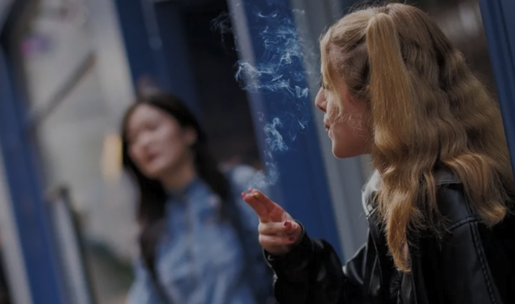 Lege pentru interzicerea completă a fumatului pentru cei născuți după 2009 în Marea Britanie VIDEO