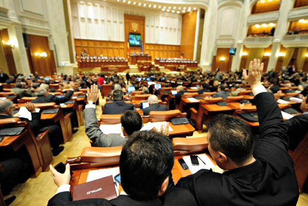 Legea privind defăimarea însemnelor României a fost adoptată tacit de Senat