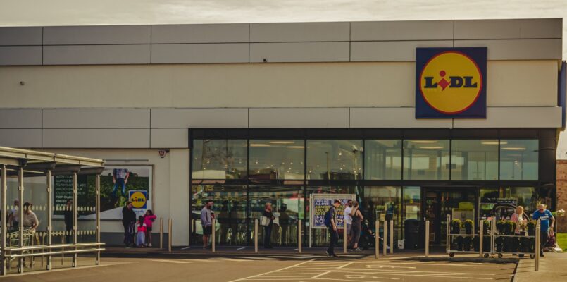 Liber la insecte si viermi! Lidl va reduce cantitatea de produse din carne înlocuindu-le cu surse