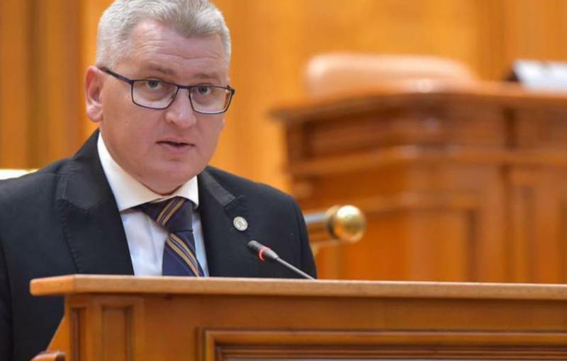 Liderul deputatilor PNL Florin Roman cere sesiune extraordinară a Parlamentului: PSD să voteze tăierea pensiilor speciale pentru plata alocațiilor majorate
