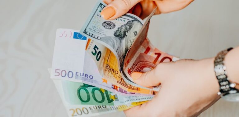 Limitarea plăților cash vine în „cel mai prost moment" pentru România. Isărescu: "Până și Suedia a lăsat-o mai moale cu societatea fără cash"

