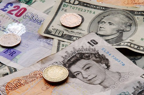 Lira scade masiv în apropierea referendumului pentru Brexit