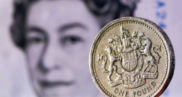 Lira sterlină se prabuseste in ritm alert
