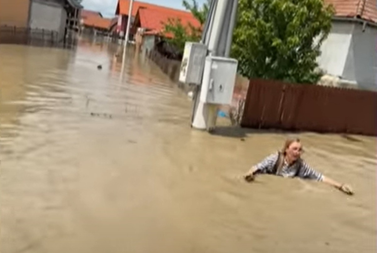 Live cu peripeții din mijlocul inundațiilor: O reporteriță TV a căzut într-un șanț și s-a scufundat sub apă