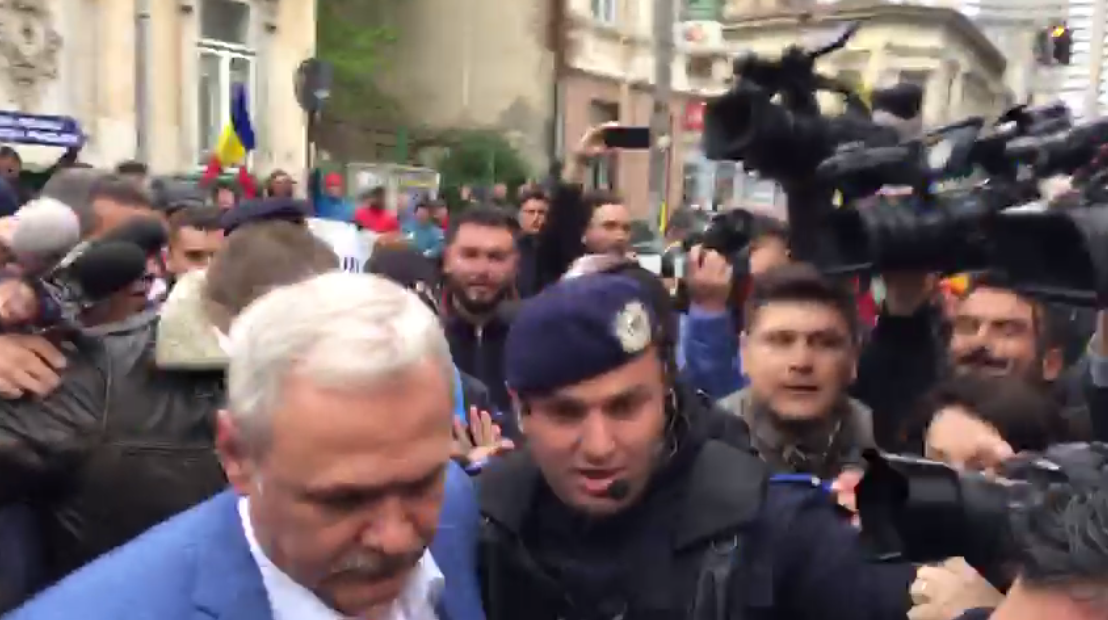 Liviu Dragnea, întâmpinat de protestatari şi susţinători în faţa sediului ÎCCJ. Jandarmii au ridicat trei persoane pentru a fi duse la secţia de poliţie