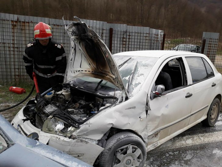 Loc blestemat. Şapte persoane, printre care cinci copii, rănite într-un accident rutier grav