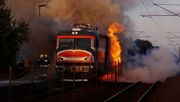  Locomotiva unui marfar a luat foc. Circulaţia este întreruptă între Simeria şi Petroşani