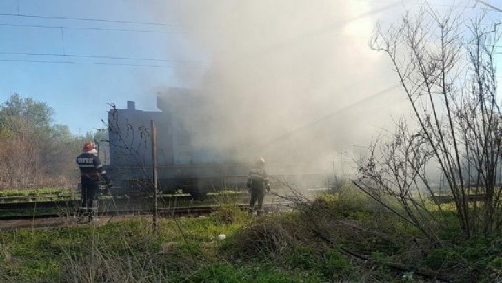 Locomotiva unui tren a luat foc la Arad, iar pasagerii au fost evacuati