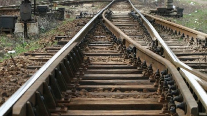 Locomotiva unui tren cu 60 de pasageri a deraiat de frig în Harghita. Traficul feroviar, oprit si in Timis unde au crapat sinele de la ger