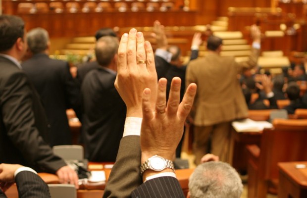 Lovitura de teatru! Deputații au decis: Taxa TV şi RADIO va fi eliminată