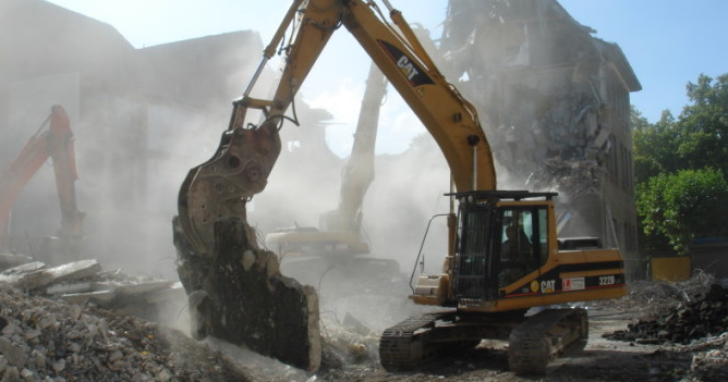 Lovitura maximă a lui Dorel. Bloc demolat din greşeală la Giurgiu
