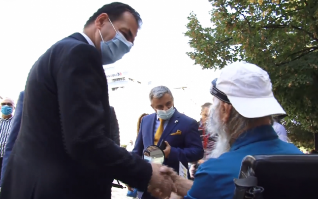 Ludovic Orban, către o persoană aflată într-un scaun cu rotile: