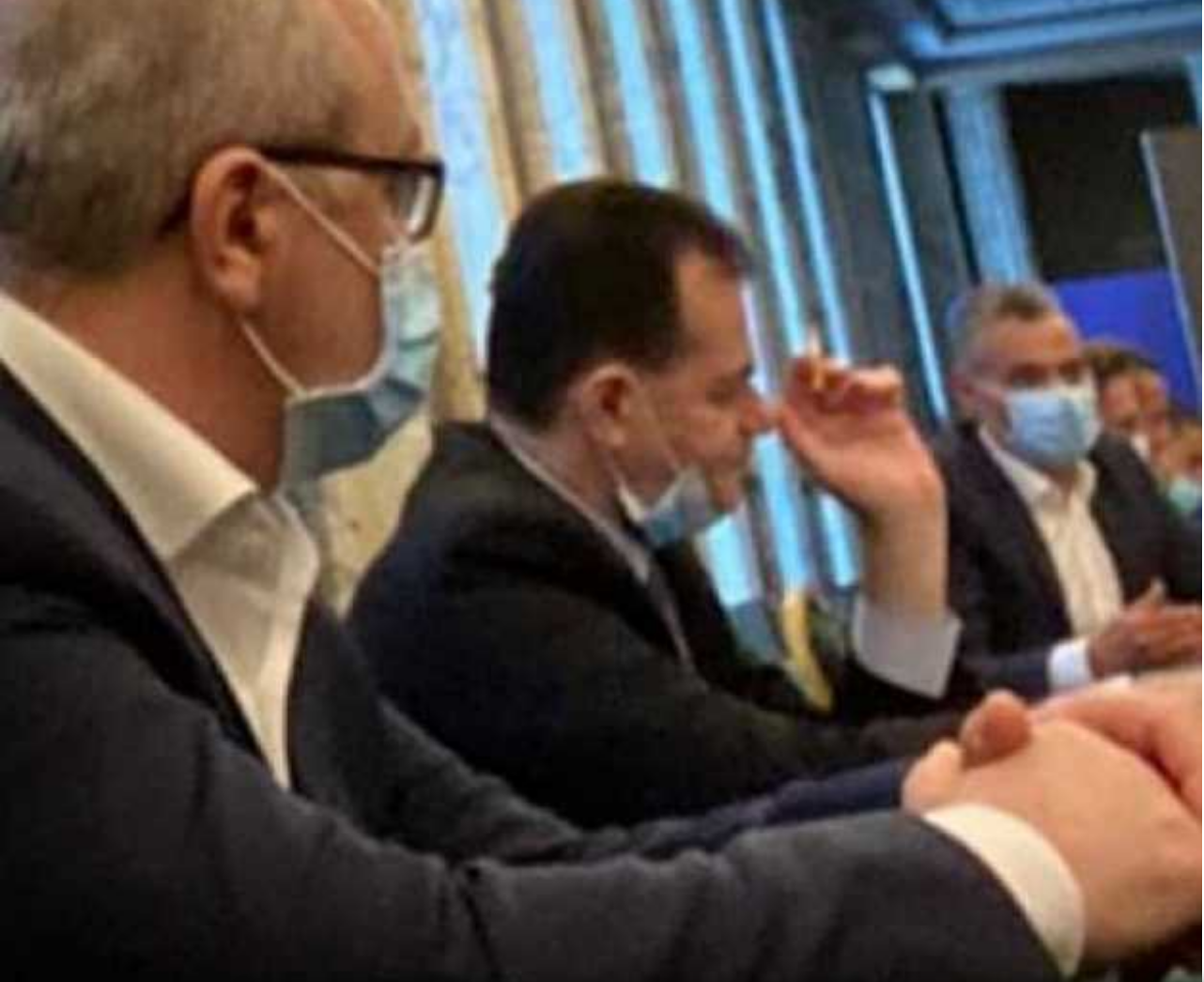 Ludovic Orban surprins fumând din nou într-o sală de şedinţă din Guvern