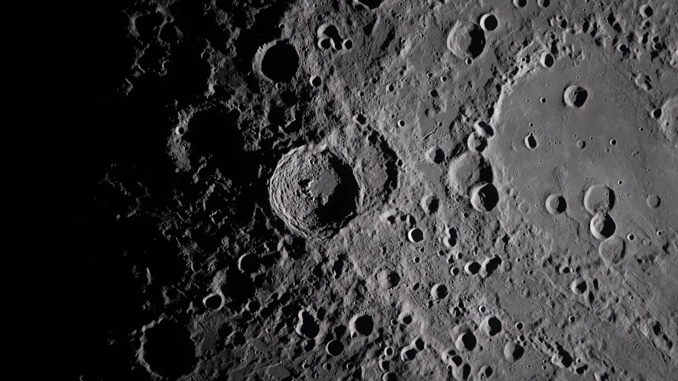 Luna s-ai format în doar câteva ore. Noi simulări detaliază impactul dintre Pământ și protoplaneta Theia
