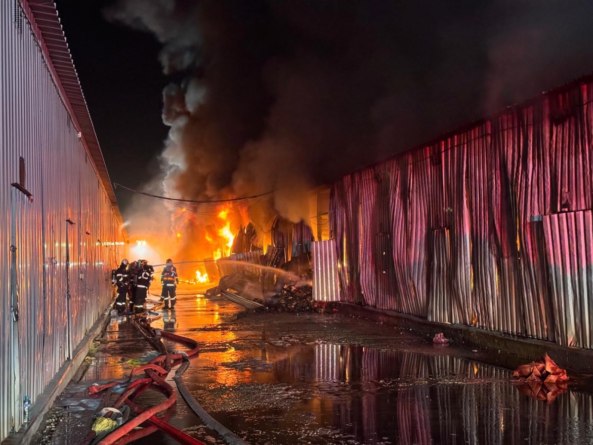 Mână criminală la Dragonul Rosu? Incendiu cu flăcări de 10 metri în complexul comercial al mafiei chineze pe o suprafata de 3800 mp. O clădire s-a prăbușit!
