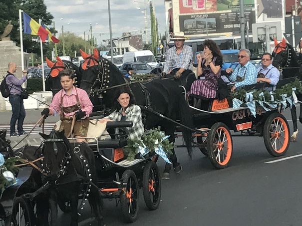 Mâncăruri bavareze, bere şi muzică live cu formaţii din Austria, la Oktoberfest de la Braşov