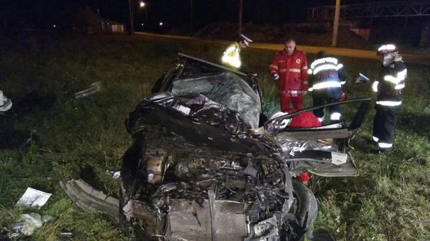 Maşină cu trei persoane la bord, târâtă 200 de metri de tren. Două dintre victime se află în stare gravă