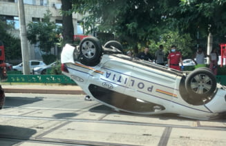 Mașină de poliție care transporta deținuți, răsturnată în Capitală. Două persoane au fost rănite