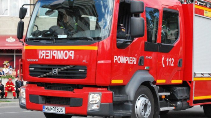Maşină incendiată în Capitală. Focul s-a extins la un alt autoturism